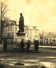 La Guierle : statue en bronze du maréchal Guillaume Brune.