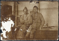 En tenue militaire, accompagné d'un autre homme..