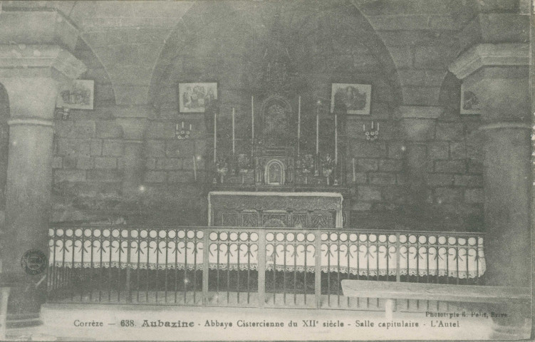 Aubazine : "Corrèze - 638 - Aubazine - Abbaye cistercienne du XIIe siècle - salle capitulaire - L'autel".