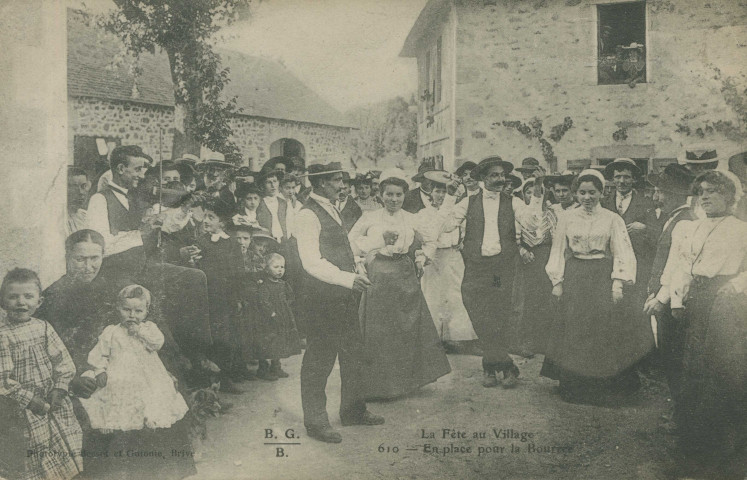 Folklore : "La fête au village - 610 - En place pour la bourrée".