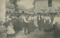 Folklore : "La fête au village - 610 - En place pour la bourrée".