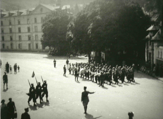 Défilé militaire à la caserne du Champ-de-Mars.