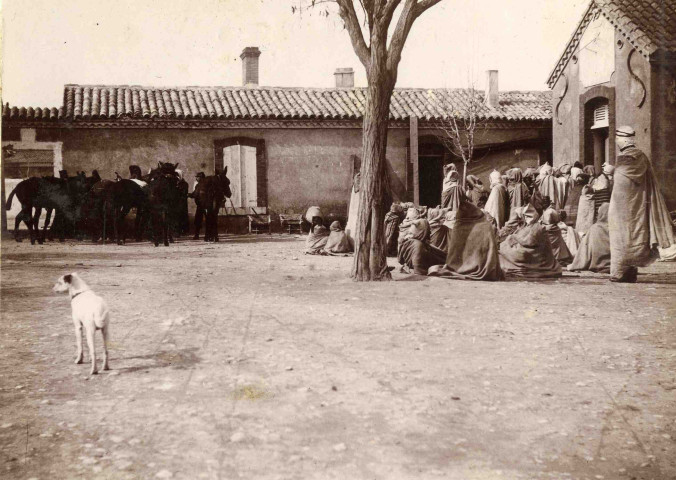 Groupe d'hommes attendant l'heure de la visite médicale.