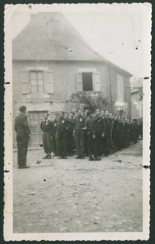 Hommage rendu par le maquis de La Besse au monument aux Morts de Sainte-Féréole.