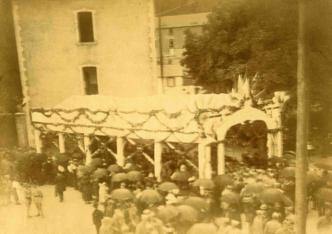 Casernes du Champ-de-Mars, entrée ou abri sous tente décoré, dans le prolongement de la caserne.