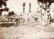Concassage de cailloux par les membres de la garnison.