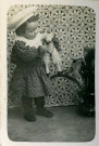 Portrait en pied d'un jeune enfant, au mouton (jouet).