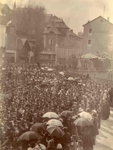 Le cortège traverse le pont de la Barrière (27 mars 1904).