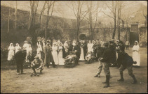 Partie de boules dans la cour.