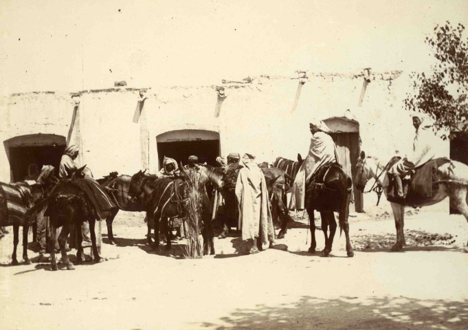 Groupe d'hommes et chevaux.