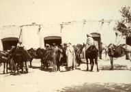 Groupe d'hommes et chevaux.