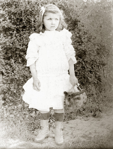 Portrait en pied d'une petite fille.