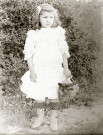 Portrait en pied d'une petite fille.