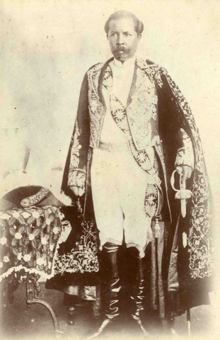 Portrait en pied d'un officier militaire d'Empire.