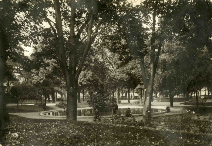 Le bassin dans le parc de la Guierle.