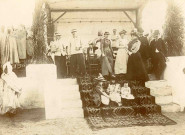 Tribune des autorités locales et militaires avec femmes et enfants.