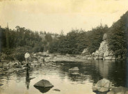 Tulle, Mulatet : le lit de la Corrèze avec un jeune garçon à la pêche.