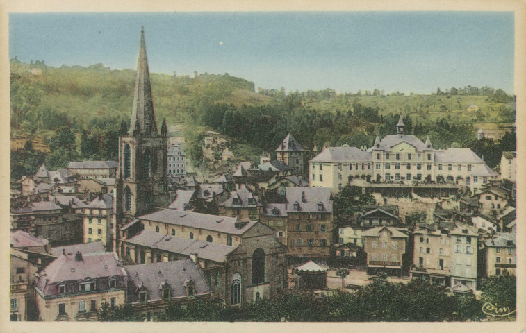 Tulle : "Tulle (Corrèze) - Vue du Trech et de la Barussie". On aperçoit un manège sur la place Gambetta.