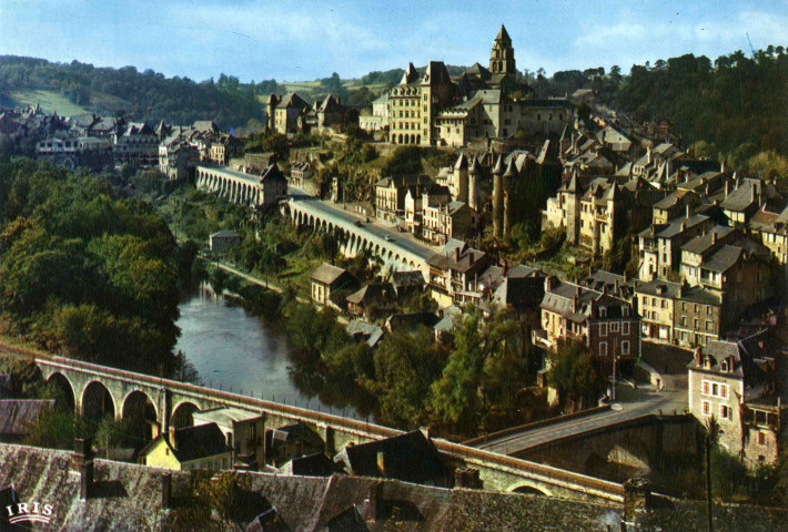 "Uzerche (Corrèze). La perle du Limousin. Vue générale de la cité bâtie sur un promontoire dominant la Vézère".