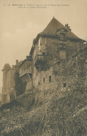 Uzerche : "T - 16. Uzerche - Vieilles maisons de la place Notre-Dame vues de la route nationale".