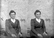 Portrait de femme, assise, en buste.