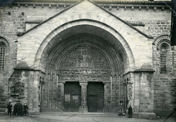 Abbatiale, le portail.