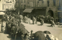 Le cortège avec les porteurs de gerbes.