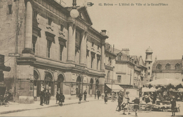 Brive-la-Gaillarde : "42. Brive (Corrèze) - L'Hôtel-de-Ville et la grand'place".