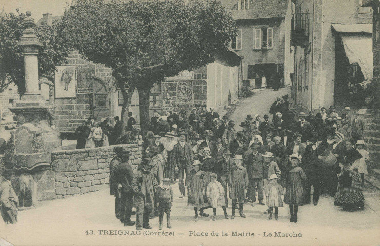 Treignac : "43. Treignac (Corrèze) - Place de la mairie - Le marché".