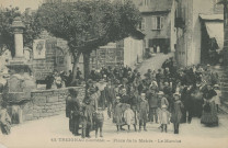 Treignac : "43. Treignac (Corrèze) - Place de la mairie - Le marché".