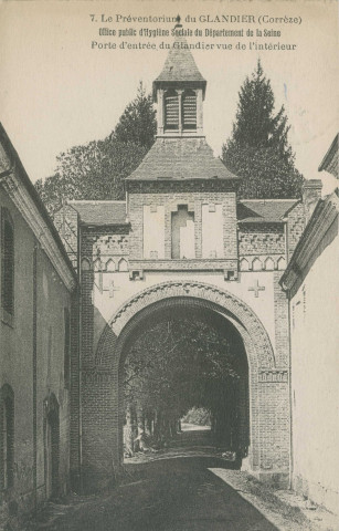 Beyssac : "7. Le préventorium du Glandier (Corrèze) - Office public d'hygiène sociale du Département de la Seine - Porte d'entrée du Glandier vue de l'intérieur".