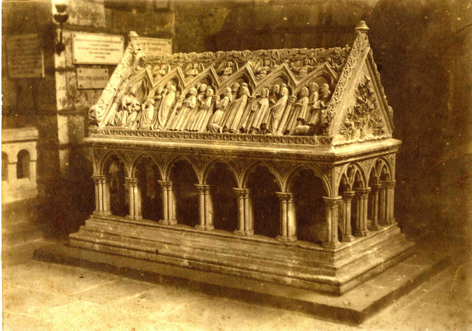 Tombeau en pierre de Saint-Etienne d'Aubazine.
