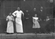 Boucher et sa famille devant son commerce.