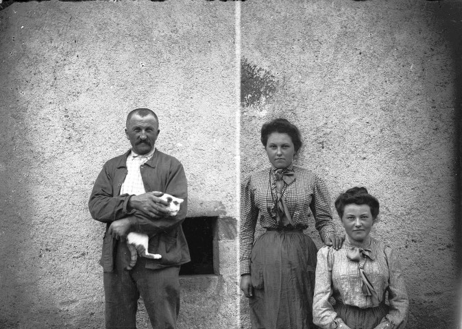 Deux portraits : homme au chat et deux jeunes femmes.