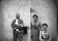 Deux portraits : homme au chat et deux jeunes femmes.