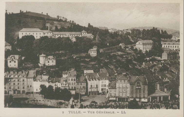 Tulle : "2 Tulle. - Vue générale.". On aperçoit un important cortège depuis le pont de la Barrière vers la rue Jean-Jaurès.