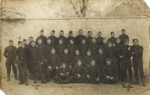 Groupe de soldats du 21e Régiment d'infanterie dont Baptiste Aumard (identifié par une croix).