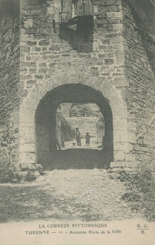 Turenne : "La Corrèze pittoresque - Turenne - 12 - Ancienne porte de la ville".