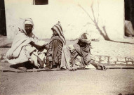 Femme triant et séchant du blé avant de le monder.