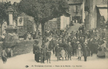 Treignac : "43. Treignac (Corrèze) - Place de la mairie - Le marché".