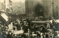 Arrivée du cortège sur le parvis de la cathédrale.
