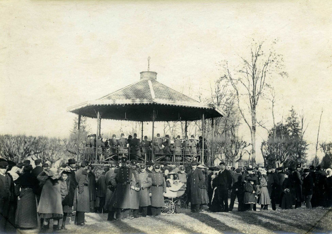 Place de la Guierle (place du 14 juillet), musique militaire sous le kiosque.