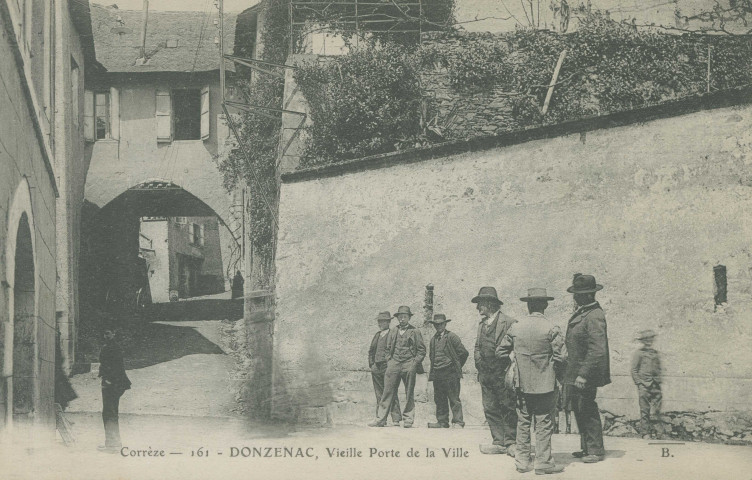 Donzenac : "Corrèze - 161 - Donzenac, vieille porte de la ville".