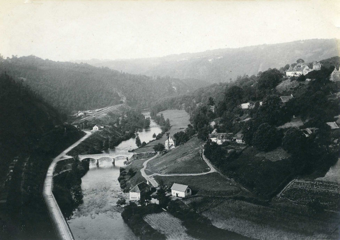 Vallée de la Vézère, la gare et le château de Comborn.