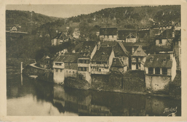 Argentat : "La Corrèze touristique - Argentat - Vieilles maisons sur la Dordogne".