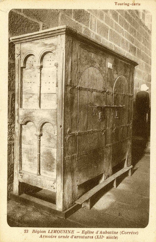 "23 Région limousine - Eglise d'Aubazine (Corrèze) - Armoire ornée d'arcatures (XIIe siècle)".