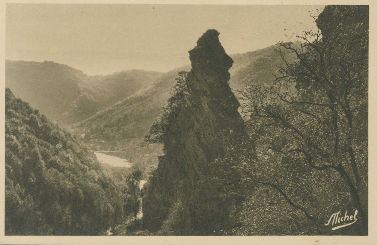 Soursac : "Gorges de la Dordogne - Le rocher de l'Aiguille à Nauzenac (commune de Soursac)".