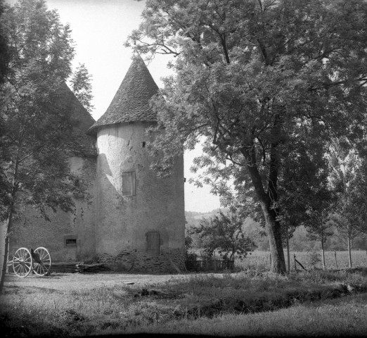 Ferme avec tour ronde.