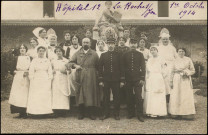 Personnel de l'hôpital devant le bâtiment.
