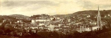 Vue générale orientée à l'est : l'enclos de la ville et à l'arrière plan le quartier de la Barussie.